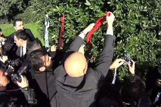 Κρέμασαν τις γραβάτες τους μπροστά από τον "Άγνωστο Στρατιώτη" οι Δικηγόροι - ΦΩΤΟΓΡΑΦΙΕΣ