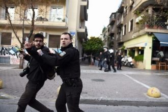 "Κυνηγητό" και προσαγωγές από την ΕΛ.ΑΣ στην πλατεία Βικτωρίας
