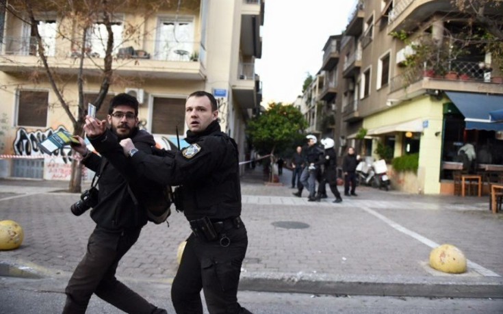"Κυνηγητό" και προσαγωγές από την ΕΛ.ΑΣ στην πλατεία Βικτωρίας