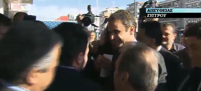 Η άφιξη του Κυριάκου Μητσοτάκη ως προέδρου πλέον, στα γραφεία της ΝΔ -Αυτή την ώρα η παράδοση παραλαβή