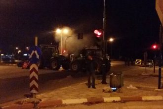Και απόψε παραμένουν στα "μπλόκα" οι αγρότες - Τι ώρες κλείνουν οι δρόμοι σε Αχαία, Ηλεία και Αιτωλοακαρνανία (ΣΥΝΕΧΗΣ ΡΟΗ)