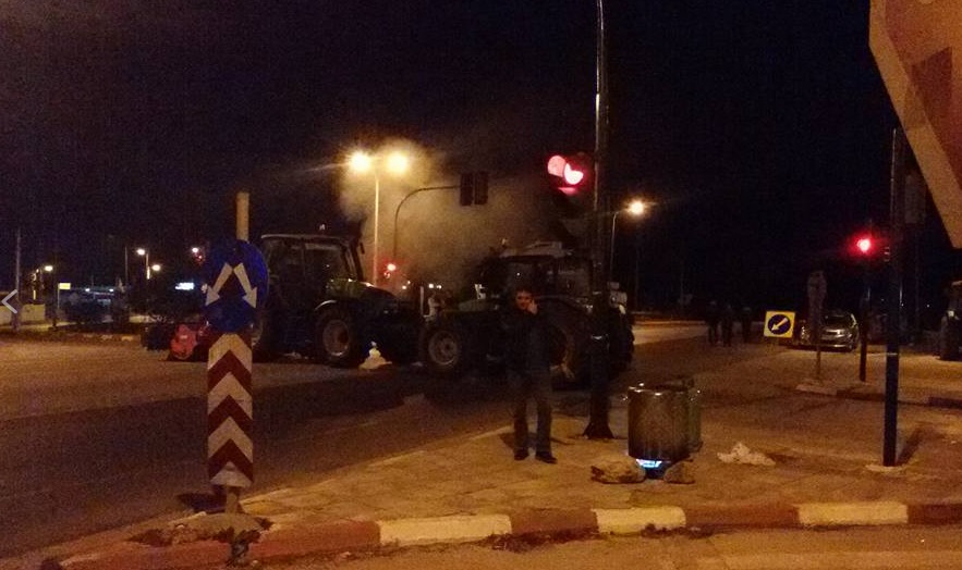 Και απόψε παραμένουν στα "μπλόκα" οι αγρότες - Τι ώρες κλείνουν οι δρόμοι σε Αχαία, Ηλεία και Αιτωλοακαρνανία (ΣΥΝΕΧΗΣ ΡΟΗ)