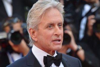 Σάλος με δημοσίευμα που αναφέρει ότι ο Μάικλ Ντάγκλας έχει τρεις μήνες ζωής