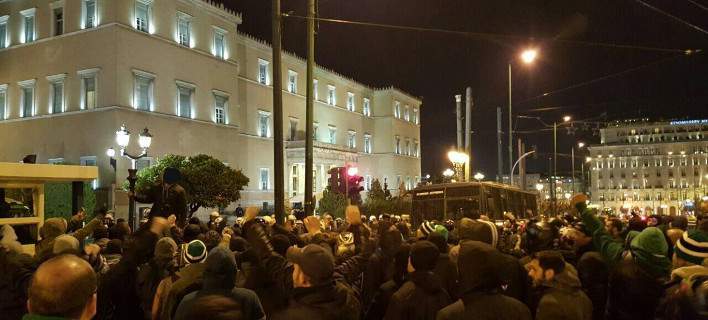 Διαμαρτυρία οπαδών του ΠΑΟ σε Βουλή και γραφεία των ΑΝΕΛ και ΝΔ