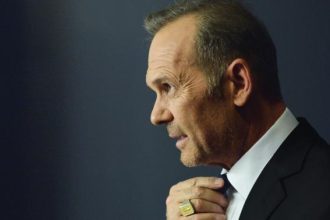Ο Πέτρος Κωστόπουλος επιστρέφει για να βάλει φωτιά στη late night ζώνη