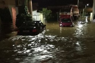 Πάτρα: Πλημμύρες στα Δεμένικα - Οι κάτοικοι ξεβουλώνουν μόνοι τους τα φρεάτια
