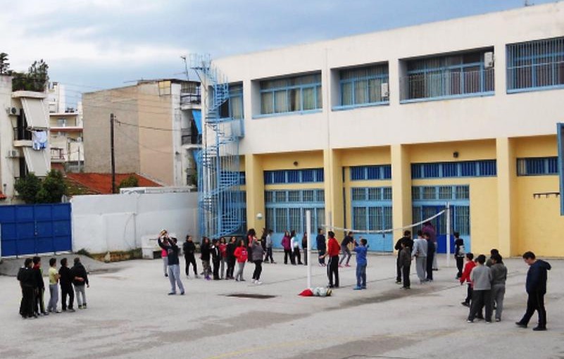 Αχαΐα: Συγχωνεύσεις σχολείων με 400 και πλέον μαθητές σε ένα προαύλιο!