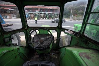 Κλείνουν αύριο τα Τέμπη οι αγρότες