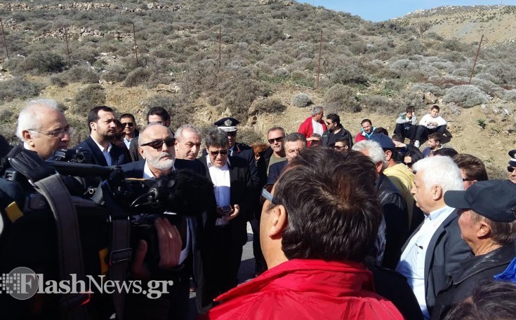 «Μπλόκο» Kρητικών αγροτών στον Παναγιώτη Κουρουμπλή - ΦΩΤΟΓΡΑΦΙΕΣ