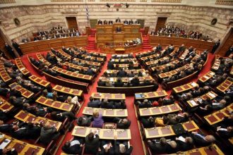 Απολύεται «κοπανατζής» υπάλληλος από τη Βουλή