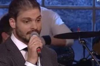 Ο Αγγελος Χαριστέας «σκοράρει» και στο τραγούδι - ΒΙΝΤΕΟ