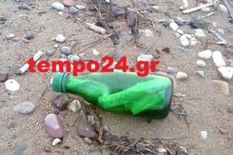 Αχαΐα: Περπατούσε στην παραλία και βρήκε... μπουκάλι με ένα γράμμα - Δείτε από ποιον είναι και τι γράφει