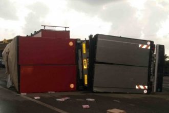 Απίστευτο τροχαίο με νταλίκα φορτωμένη πατάτες στον Κηφισό