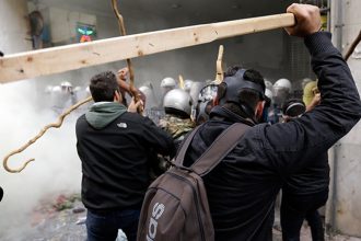 Ελεύθεροι οι αγρότες που συνελήφθησαν στο Υπουργείο Αγροτικής Ανάπτυξης