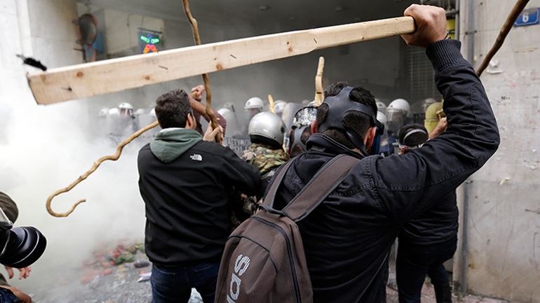 Ελεύθεροι οι αγρότες που συνελήφθησαν στο Υπουργείο Αγροτικής Ανάπτυξης