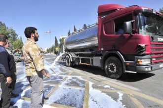 Κτηνοτρόφοι στα Τέμπη - Έχυσαν γάλα στον δρόμο