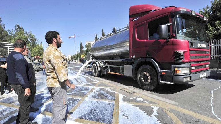 Κτηνοτρόφοι στα Τέμπη - Έχυσαν γάλα στον δρόμο