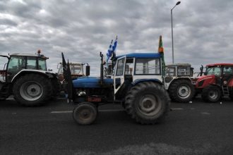 Έκλεισαν επ’ αόριστον νέα και παλαιά εθνική οδό στον Ισθμό οι αγρότες