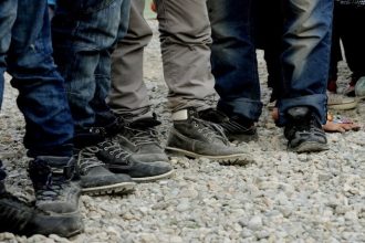 Ανθρώπινη αλυσίδα προσφύγων στα σύνορα Ελλάδας-ΠΓΔΜ