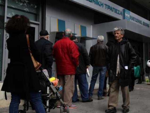 Πάτρα: Ουρές στα ΑΤΜ προκαλούν πονοκέφαλο στην αστυνομία-Οι συνταξιούχοι πήγαν για συντάξεις και σήμανε συναγερμός