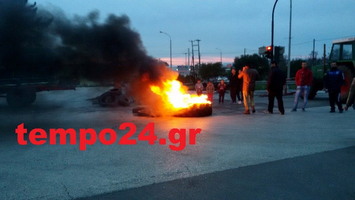 Πατρών Πύργου: Οι αγρότες στην Κάτω Αχαΐα συνεχίζουν τον αποκλεισμό και άναψαν φωτιές στο δρόμο ΦΩΤΟΓΡΑΦΙΕΣ