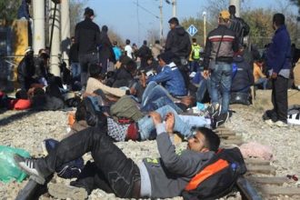 Πρόσφυγες απέκλεισαν και πάλι τη σιδηροδρομική γραμμή στην Ειδομένη