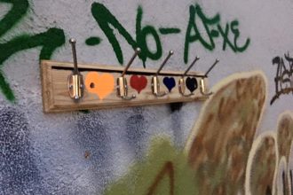 Πατρινοί ετοιμάζουν τον "τοίχο της καλοσύνης"
