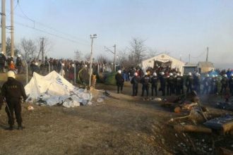 Σε εξέλιξη η αστυνομική επιχείρηση στην Ειδομένη για τους Πρόσφυγες