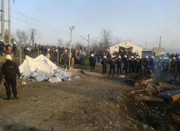 Σε εξέλιξη η αστυνομική επιχείρηση στην Ειδομένη για τους Πρόσφυγες