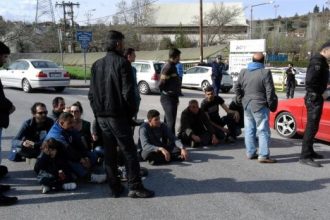 Πρόσφυγες έκλεισαν την εθνική οδό Τρικάλων-Ιωαννίνων