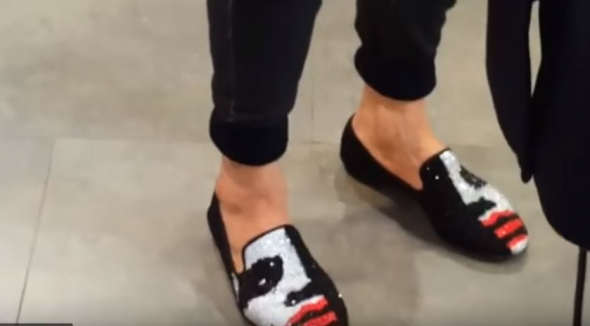 Ποιος ποδοσφαιριστής κυκλοφορεί με αυτά τα παπούτσια; - ΒΙΝΤΕΟ