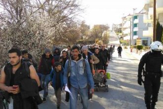 Πάνω από 100 πρόσφυγες ξεκίνησαν με τα πόδια από την Κοζάνη προς την Ειδομένη - ΔΕΙΤΕ ΦΩΤΟΓΡΑΦΙΕΣ