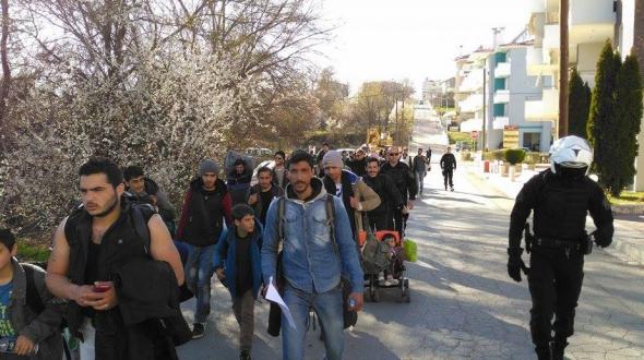 Πάνω από 100 πρόσφυγες ξεκίνησαν με τα πόδια από την Κοζάνη προς την Ειδομένη - ΔΕΙΤΕ ΦΩΤΟΓΡΑΦΙΕΣ
