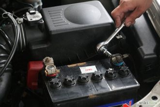 "Έβγαλαν" φτερά 200 μπαταρίες αυτοκινήτων από συνεργείο στην Αιγιάλεια