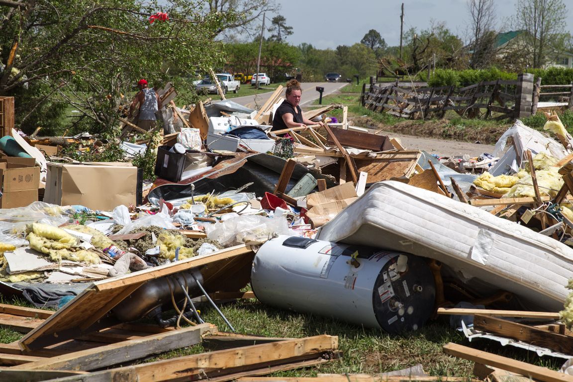 ΗΠΑ: Ομάδες διάσωσης και κάτοικοι «χτενίζουν» τα χαλάσματα που άφησαν πίσω τους τα ακραία καιρικά φαινόμενα