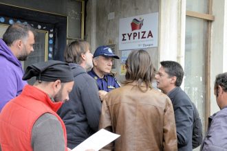 Μεσολόγγι: Ένταση στα γραφεία του ΣΥΡΙΖΑ με αγρότες - Κατέβασαν και πέταξαν την ταμπέλα ΔΕΙΤΕ ΦΩΤΟΓΡΑΦΙΕΣ