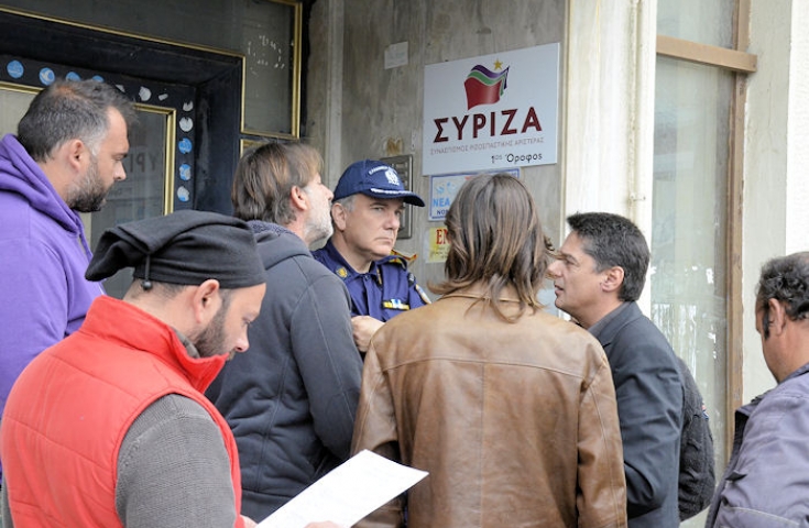 Μεσολόγγι: Ένταση στα γραφεία του ΣΥΡΙΖΑ με αγρότες - Κατέβασαν και πέταξαν την ταμπέλα ΔΕΙΤΕ ΦΩΤΟΓΡΑΦΙΕΣ