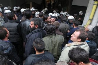 Ένταση και ρίψη χημικών στο υπουργείο Αγροτικής Ανάπτυξης ΦΩΤΟΓΡΑΦΙΕΣ ΚΑΙ ΒΙΝΤΕΟ-ΣΥΝΕΧΗΣ ΕΝΗΜΕΡΩΣΗ