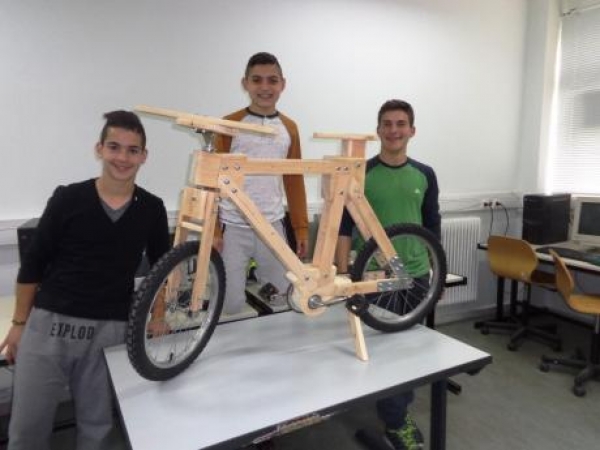 Αχαΐα: Μαθητές του Γυμνασίου Φαρραί κατασκεύασαν το πρώτο πτυσσόμενο ποδήλατο