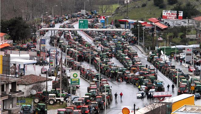 Κλείνουν και πάλι τα Τέμπη οι αγρότες