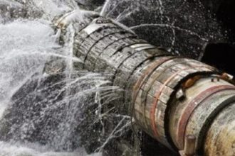 Πάτρα: Έσπασε αγωγός στα Σύνορα - Στο τρίτο όροφο πολυκατοικίας έφθανε το νερό!