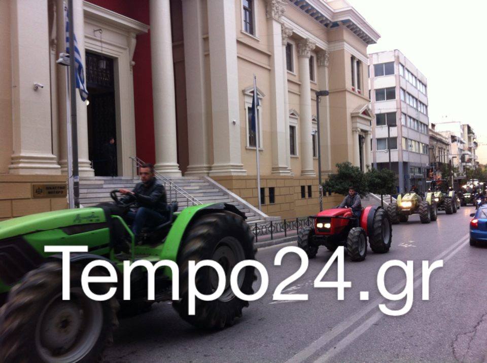 Πάτρα: Κάνουν "ντου" με τρακτέρ οι αγρότες - ΔΕΙΤΕ ΦΩΤΟΓΡΑΦΙΕΣ ΚΑΙ ΒΙΝΤΕΟ