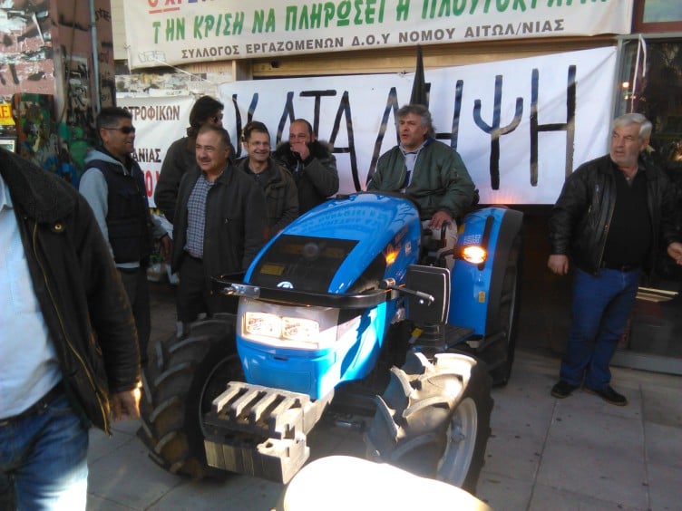 Κατάληψη στη ΔΟΥ Αγρινίου από τους αγρότες