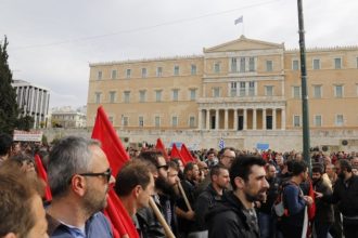 Σύνταγμα: Η πορεία του ΠΑΜΕ ενώθηκε με τους αγρότες