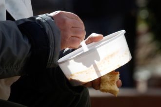 Παράταση για ένα έτος της παροχής τροφίμων σε άστεγους