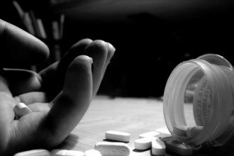 Πάτρα: Συναγερμός στην Αστυνομία - Νεαρή αποπειράθηκε να αυτοκτονήσει με χάπια μέσα στο αυτοκίνητό της
