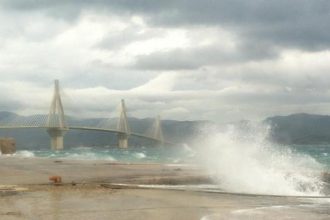 Σφοδροί άνεμοι έριξαν δέντρο στο Ακταίο