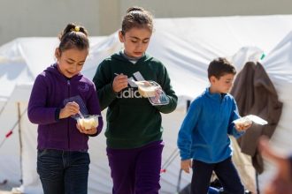 Αίθουσες διδασκαλίας σε hotspots και σχολεία για την εκπαίδευση των προσφυγόπουλων