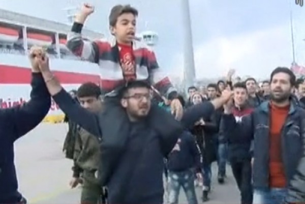 Ξεσηκώθηκαν πρόσφυγες και μετανάστες στον Πειραιά - ΔΕΙΤΕ ΒΙΝΤΕΟ