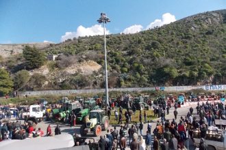 Απίστευτο: Όχημα με ναρκωτικά συγκρούστηκε με τρακτέρ στο μπλόκο Κεφαλόβρυσου!